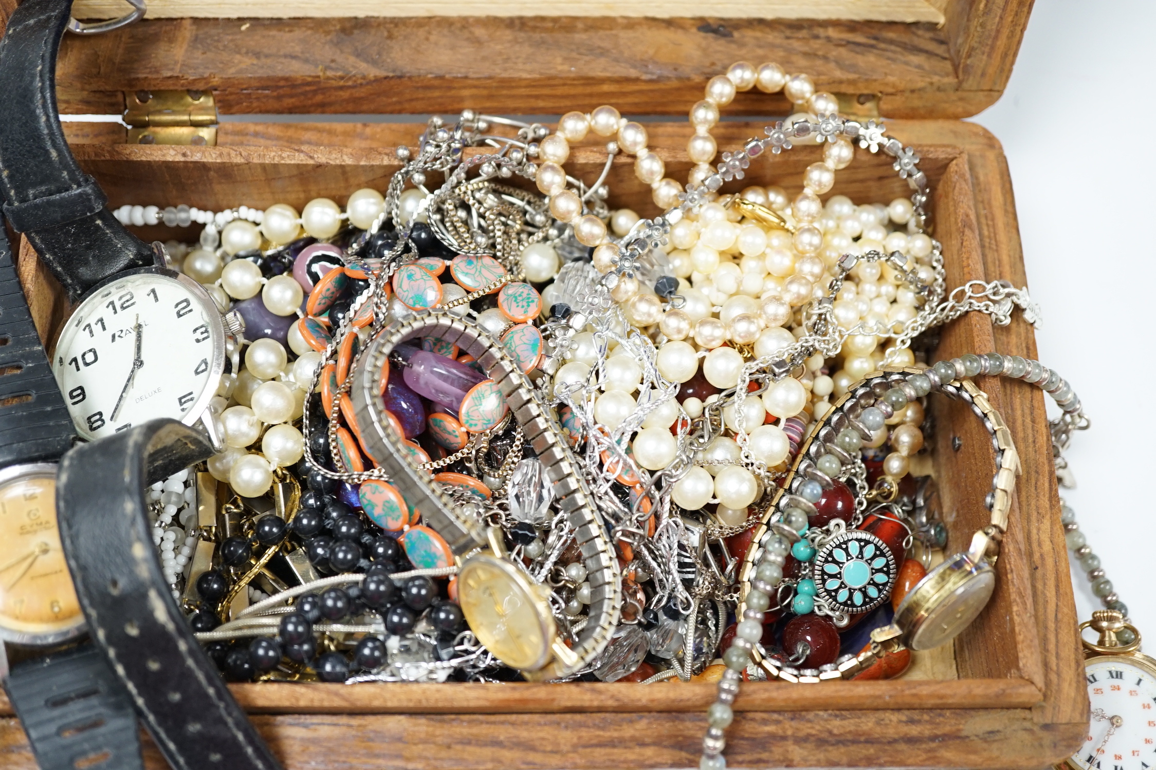 A quantity of assorted jewellery, including silver, 925 and costume.